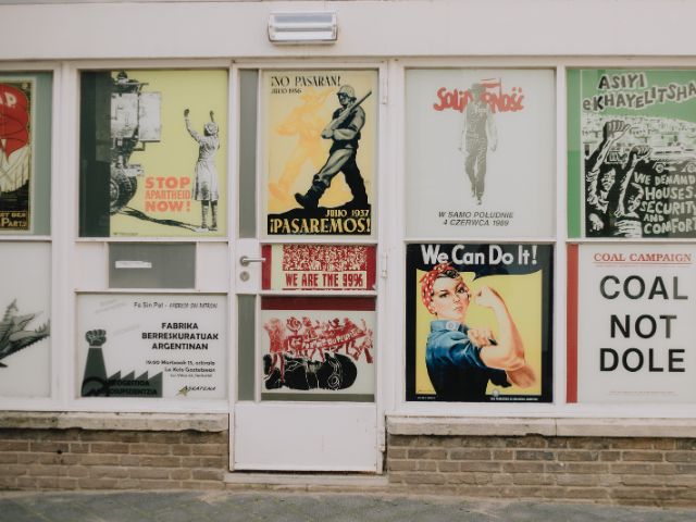 100枚のポスターが、町を変えようとしていた